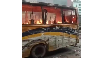 আলিফ পরিবহনের একটি যাত্রীবাহী বাসে অগ্নিসংযোগের ঘটনা ঘটে