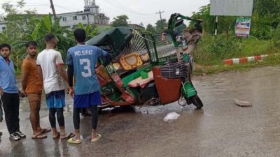 দুর্ঘটনাকবলিত সিএনজিচালিত অটোরিকশা