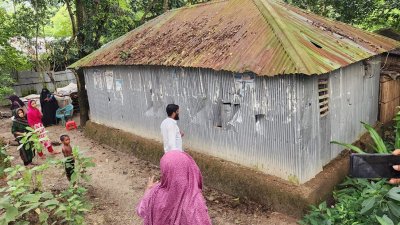 ভাঙচুর করা হয় ঘরবাড়ি