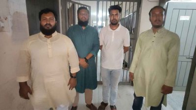 বৈষম্য বিরোধী আন্দোলনের সাবেক সমন্বয়ক সাইফুল ইসলাম রাব্বি (সাদা টিশার্ট) (ফাইল ছবি)