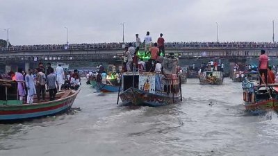 তুরাগ নদীতে প্রতিমা বিসর্জনের সময় নৌকা ডুবে দুই শিশু নিখোঁজ হয়