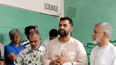 সাংবাদিকদের সঙ্গে কথা বলছেন তামিম ইকবাল