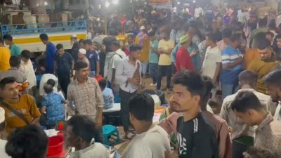মেলা উপলক্ষে ক্রেতাদের ভিড় লক্ষ করা গেছে