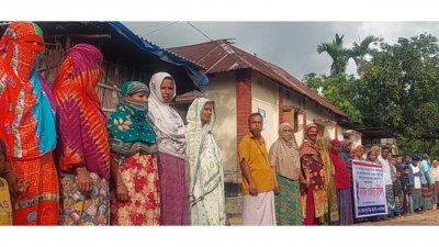 স্থানীয়রা মানববন্ধন ও বিক্ষোভ করেছেন