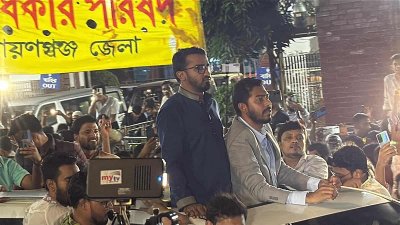 বিমানবন্দরের ভিআইপি গেটের সামনে গণঅধিকার পরিষদ ও তার অঙ্গসংগঠনের নেতাকর্মীরা তাকে স্বাগত জানান