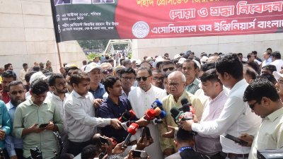 জিয়াউর রহমানের মাজারে অ্যাসোসিয়েশন অব ইঞ্জিনিয়ার্স বাংলাদেশের উদ্যোগে শ্রদ্ধা নিবেদন শেষে সাংবাদিকদের সঙ্গে কথা বলছেন রুহুল কবির রিজভী/বাংলা ট্রিবিউন