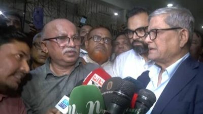 বিমানবন্দরে নেমেই সাংবাদিকদের সঙ্গে কথা বলেন মির্জা ফখরুল ইসলাম আলমগীর
