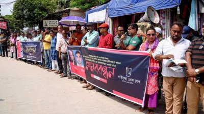 নারী সাংবাদিককে লাঞ্ছিতের ঘটনায় শিক্ষা প্রকৌশল অধিদফতরের দুই কর্মকর্তার গ্রেফতার দাবি