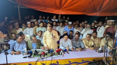 পাবনায় গিয়ে সাংবাদিকদের সঙ্গে কথা  বলেন রেল সচিব