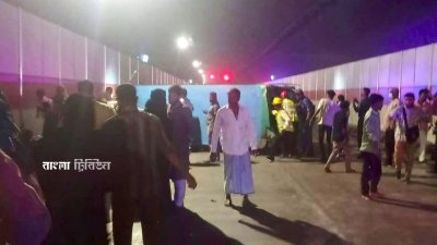 চট্টগ্রামের কর্ণফুলী টানেলের ভেতরে দ্রুতগতির একটি বাস নিয়ন্ত্রণ হারিয়ে উল্টে যায়