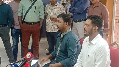সংবাদ সম্মেলনে বক্তব্য রাখছেন সারোয়ার তুষার