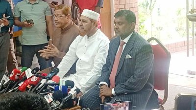 সাংবাদিকদের সঙ্গে কথা বলছেন জামায়াতে ইসলামীর সহকারী সেক্রেটারি জেনারেল এ এইচ এম হামিদুর রহমান আযাদ
