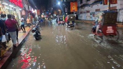 জলাবদ্ধতায় নগরবাসী ও পথচারীরা বিপাকে