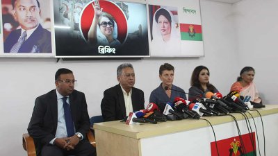 সংবাদ সম্মেলনে আমির খসরু মাহমুদ চৌধুরী, গোয়েন লুইসসহ অন্যরা