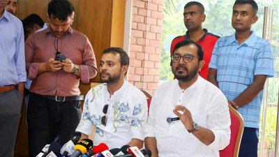 সাংবাদিকদের সঙ্গে কথা বলছেন  মজিবুর রহমান মঞ্জু