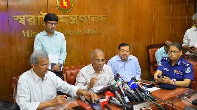 কথা বলছেন স্বরাষ্ট্র উপদেষ্টা লেফটেন্যান্ট জেনারেল মো. জাহাঙ্গীর আলম চৌধুরী (অব.)