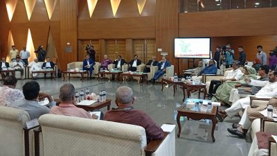 রাজধানীর ফরেন সার্ভিস একাডেমিতে রাজনৈতিক দলগুলোর সঙ্গে বৈঠকে জাতীয় ঐক্যমত্য কমিশন
