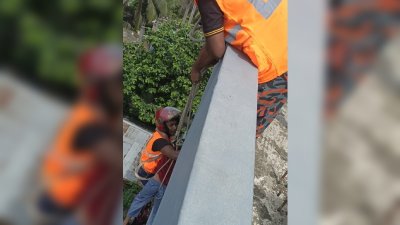 ৯৯৯ থেকে খবর পেয়ে ফায়ার সার্ভিসের একটি দল শিশুটিকে উদ্ধার করে