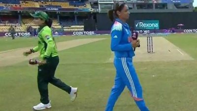 টসের পর হ্যান্ডশেক করেননি দুই দলের অধিনায়ক।