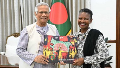 রাষ্ট্রীয় অতিথি ভবন যমুনায় প্রধান উপদেষ্টা অধ্যাপক মুহাম্মদ ইউনূসের সঙ্গে সাক্ষাৎ করেন  ইন্টারন্যাশনাল ফেডারেশন ফর হিউম্যান রাইটসের (এফআইডিএইচ) সভাপতি অ্যালিস মোগওয়ে, ছবি: প্রধান উপদেষ্টার প্রেস উইং