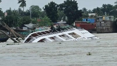 ডুবে গেছে ট্যুরিস্ট জাহাজ ‘এমভি জিলান’
