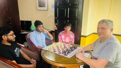 রাশিয়ান গ্র্যান্ডমাস্টারের সঙ্গে ফাহাদ ও মনন রেজা।