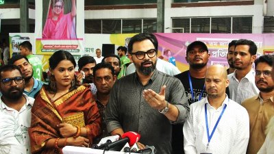 সাংবাদিকদের সঙ্গে কথা বলছেন বিএনপির কেন্দ্রীয় ক্রীড়াবিষয়ক সম্পাদক ও ঢাকা মহানগর উত্তর বিএনপির আহ্বায়ক আমিনুল হক/বাংলা ট্রিবিউন