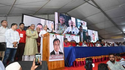 শিক্ষক মহাসমাবেশে বক্তব্য রাখছেন মির্জা ফখরুল ইসলাম আলমগীর