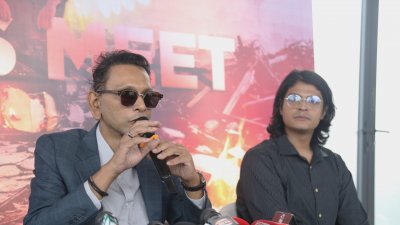 সংবাদ সম্মেলনে কথা বলছিলেন সুমন