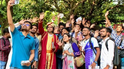 নবাব সিরাজউদ্দৌলার পোশাকে ক্যাম্পাসের বিভিন্ন পয়েন্টে প্রচার চালানোর সময় আব্দুল্লাহ আল কাফী/বাংলা ট্রিবিউন