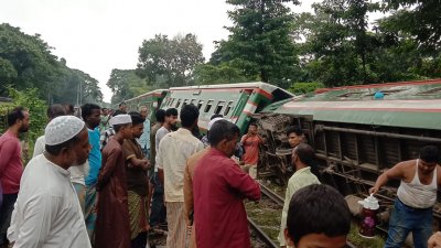 লাইনচ্যুত হওয়া উদয়ন এক্সপ্রেসের বগি