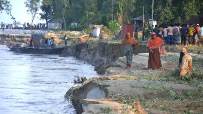 ভাঙনের তীব্রতায় অন্তত ৩০টি পরিবার বাস্তুহারা, নিঃস্ব/বাংলা ট্রিবিউন