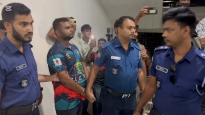 বেনাপোল কাস্টমস হাউজে ঘুষের টাকাসহ হাসিবুর রহমান নামে এক এনজিও কর্মীকে আটক করেছে দুদক