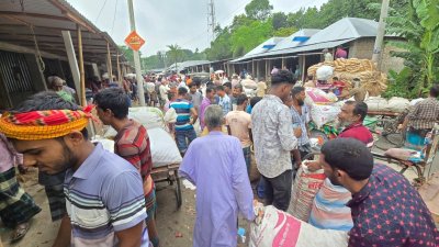 ফরিদপুরে বাজারে পেঁয়াজ ও ক্রেতা-বিক্রেতারা