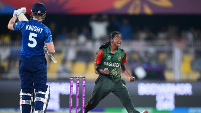 মারুফার ওভারে ডিআরএসের কল্যাণে বেঁচে যান ম্যাচসেরা নাইট।