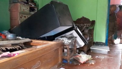 ভাঙচুর করা হয়েছে ঘরের আসবাব