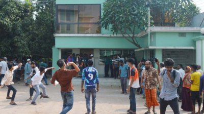 সরকার কোল্ড স্টোরেজের অফিস কক্ষে আটকে রেখে তাদের নির্যাতন করার খবর পেয়ে বিক্ষুব্ধ লোকজন কক্ষটিতে ভাঙচুর চালিয়েছেন