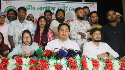 নওগাঁ সদর উপজেলা পরিষদ হলরুমে এনসিপির জেলা ও উপজেলা সমন্বয় সভা শেষে সাংবাদিকদের সঙ্গে কথা বলেন সারজিস আলম