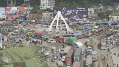 সংস্কার কাজের জন্য রাস্তায় যানজট