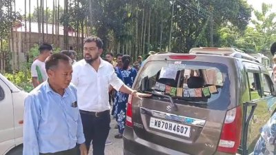 মনোজ ওরাওঁয়ের গাড়ির কাঁচ ভেঙে দেওয়া হয়