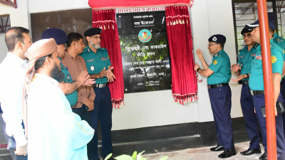 সিদ্ধেশ্বরী পুলিশ ফাঁড়ি ভবনের উদ্বোধন করছেন ডিএমপি কমিশনার