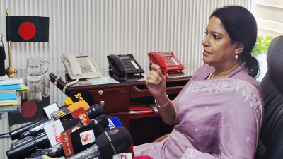 সাংবাদিকদের সঙ্গে কথা বলছেন পরিবেশ উপদেষ্টা (ছবি: পিআইডি)