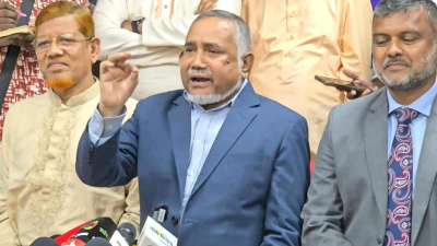 সাংবাদিকদের সঙ্গে কথা বলছেন ডা. সৈয়দ আব্দুল্লাহ মোহাম্মদ তাহের