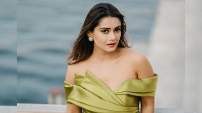 টলিউড থেকে ছিটকে পড়লেও ঢালিউডে দারুণ অভিষেক