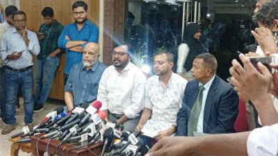 সাংবাদিকদের সঙ্গে কথা বলছেন মজিবুর রহমান মঞ্জু