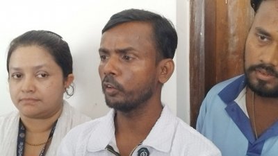 সাংবাদিকদের সঙ্গে কথা বলছেন হিরো আলম