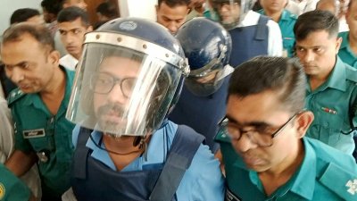 আদালতে নেওয়ার পথে জুনাইদ আহমেদ পলক