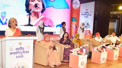 কথা বলছেন শারমীন এস মুরশিদ