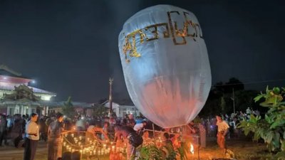 চাউং-উ টাউনশিপে স্থানীয় বাসিন্দারা একটি মাঠে উৎসব করছিলেন। ছবি: বিবিসি