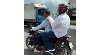 মোটরসাইকেলে পার হচ্ছেন উপদেষ্টা